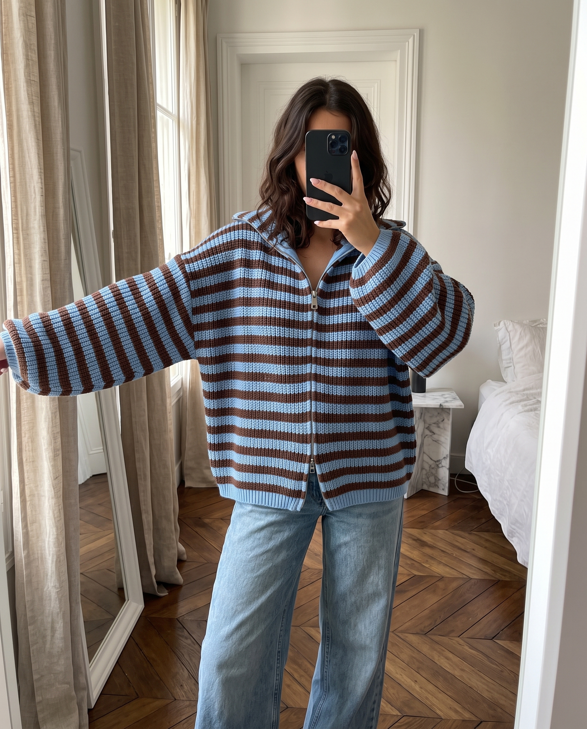 Gilet Margaux rayé bleu et chocolat porté