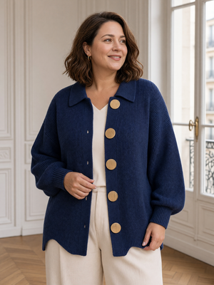Cardigan oversize Héloïse bleu marine à gros boutons dorés