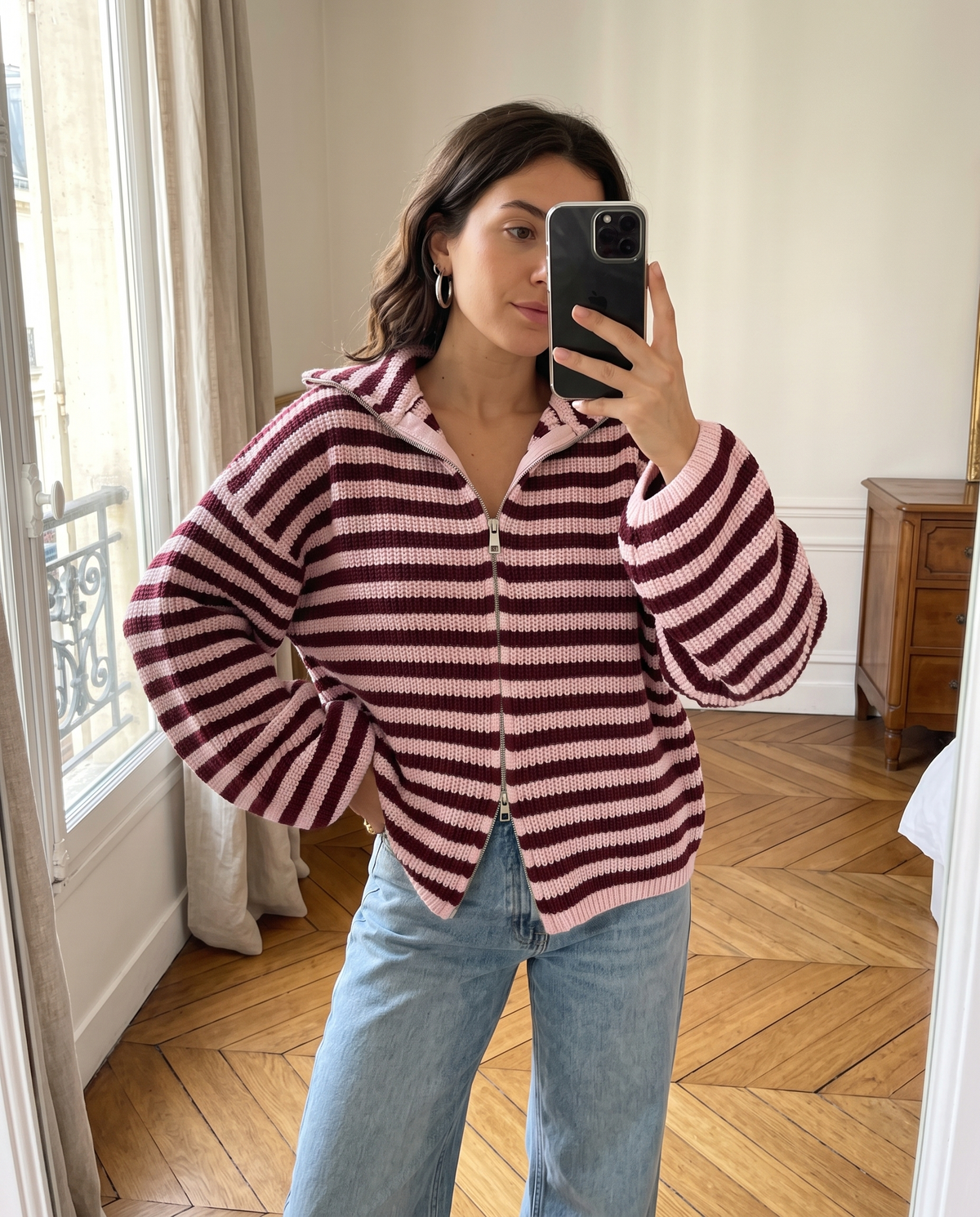 Gilet Margaux rayé bordeaux et rose porté en selfie miroir