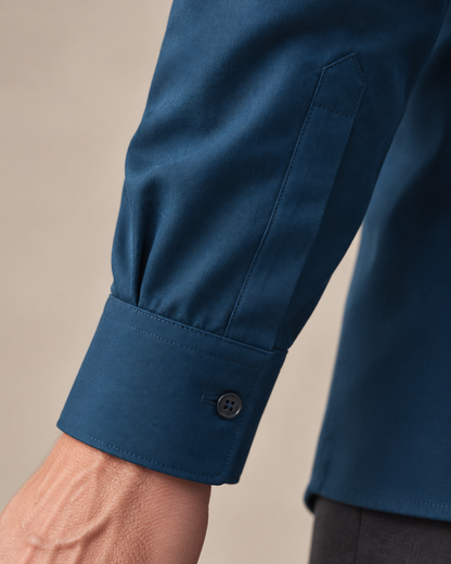 Détail de la manchette boutonnée de la chemise marine