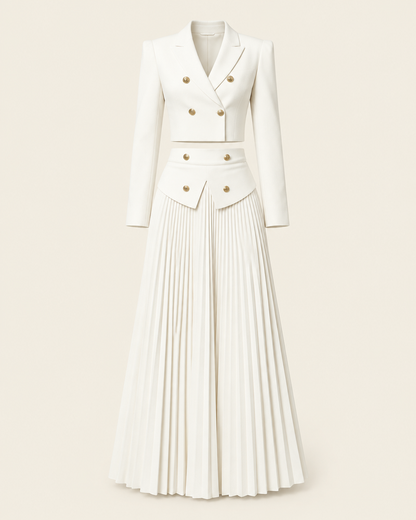 Ensemble blanc blazer court et jupe plissée, packshot sur fond ivoire