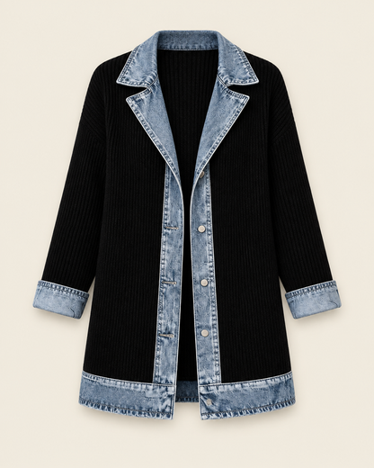 Veste noire en maille côtelée à col en denim, packshot sur fond ivoire