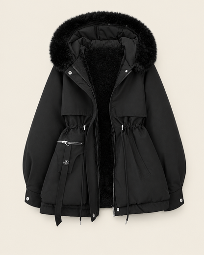 Parka noire matelassée à capuche en fausse fourrure, packshot sur fond ivoire