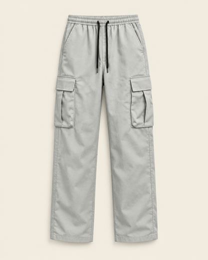 Pantalon cargo droit gris clair, packshot sur fond ivoire