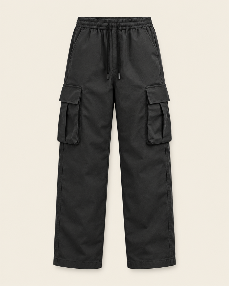 Pantalon cargo droit gris profond, packshot sur fond ivoire