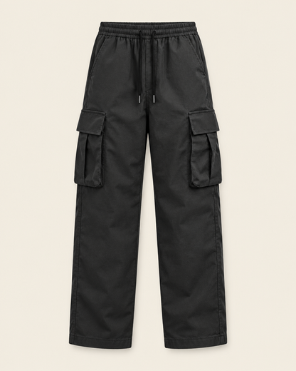 Pantalon cargo droit gris profond, packshot sur fond ivoire