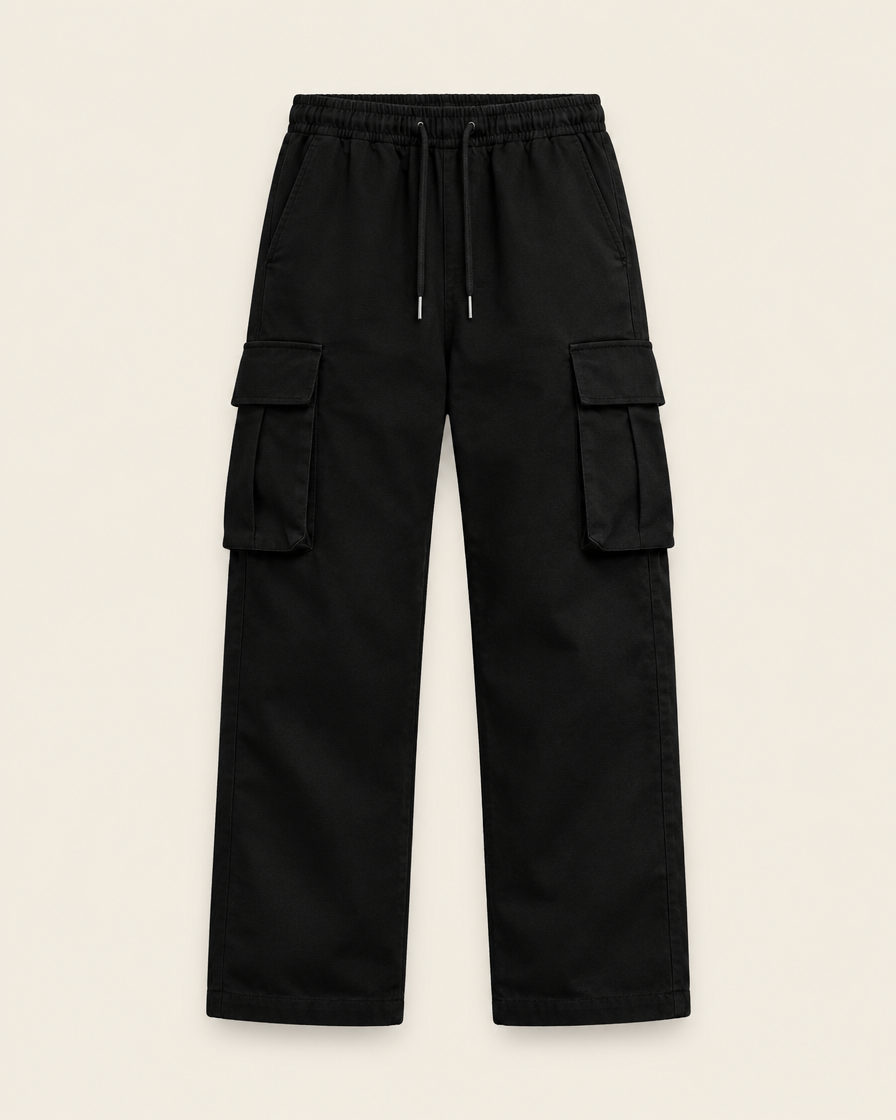 Pantalon cargo droit noir, packshot sur fond ivoire