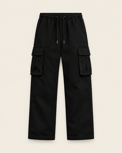 Pantalon cargo droit noir, packshot sur fond ivoire