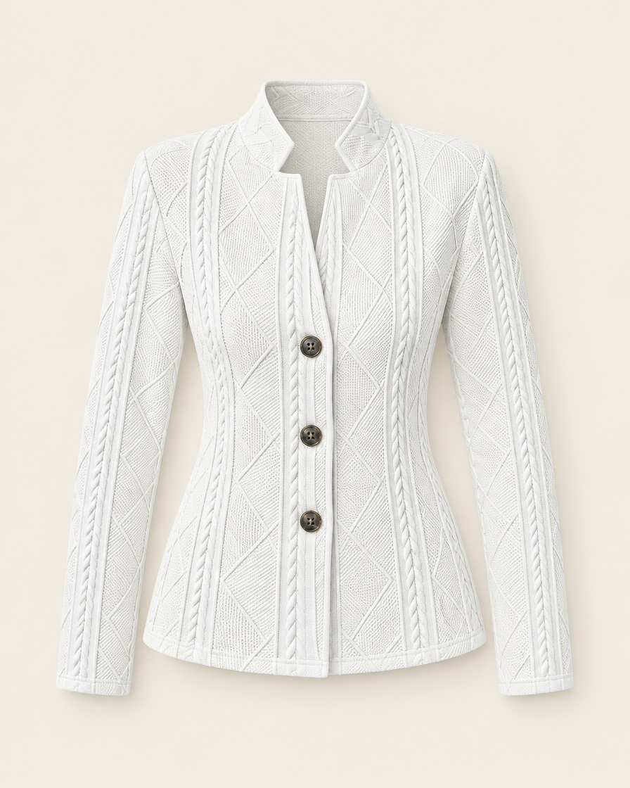 Blazer blanc boutonné en maille texturée, packshot sur fond ivoire