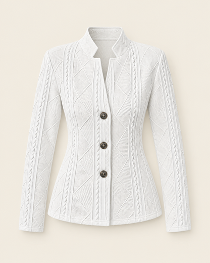 Blazer blanc boutonné en maille texturée, packshot sur fond ivoire
