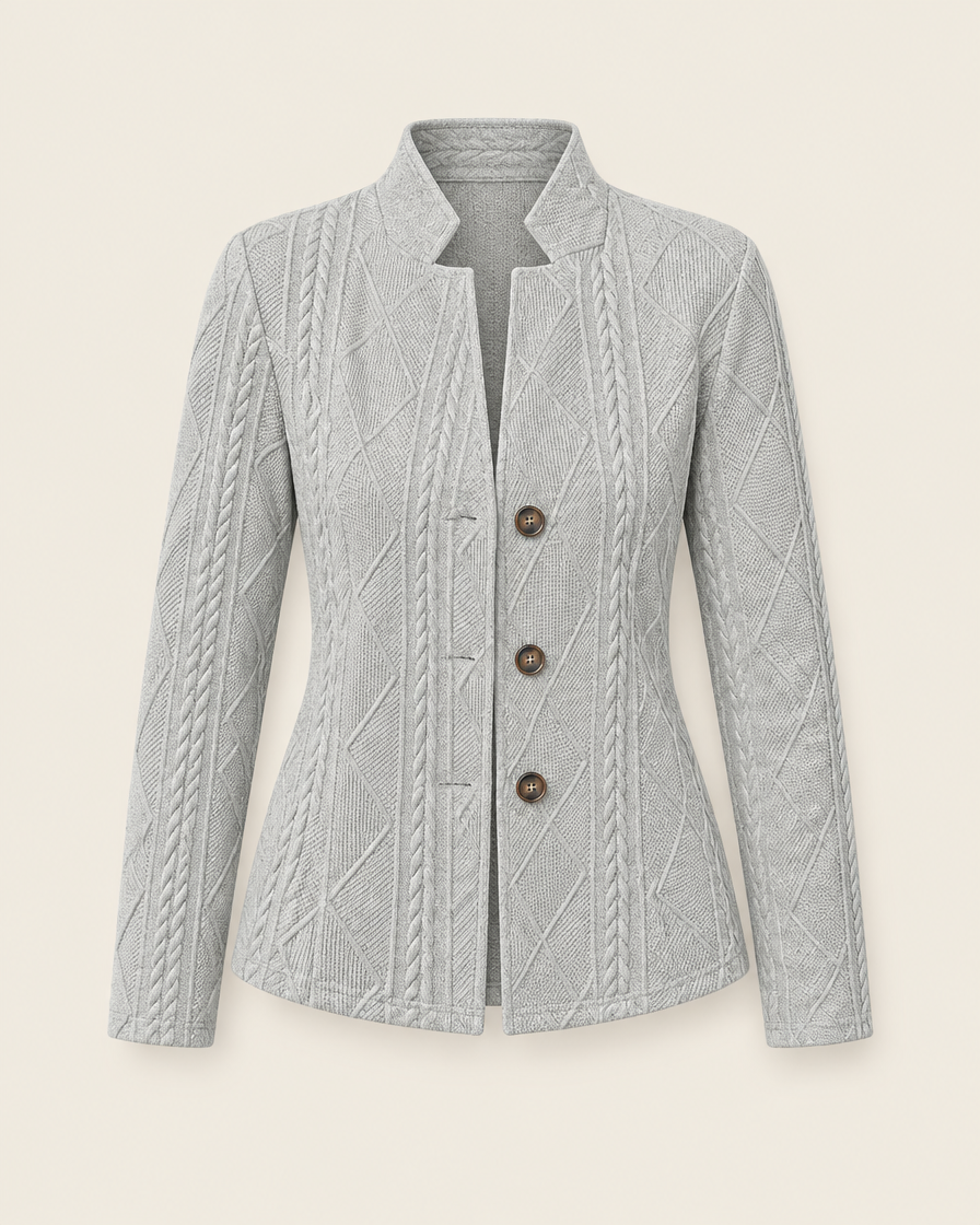Blazer gris clair boutonné en maille texturée, packshot sur fond ivoire