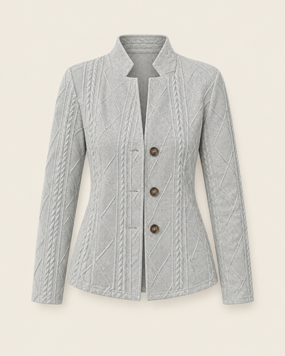 Blazer gris clair boutonné en maille texturée, packshot sur fond ivoire