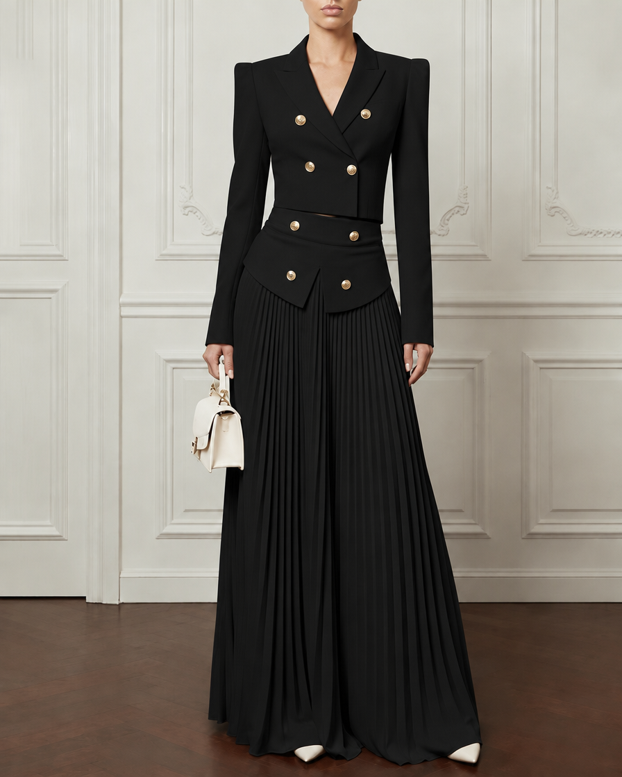 Ensemble noir blazer court et jupe plissée, packshot sur fond ivoire