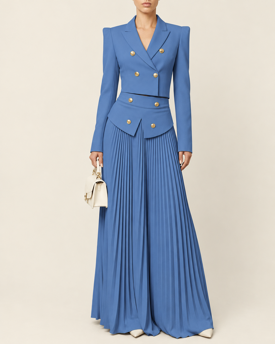 Ensemble bleu blazer court et jupe plissée, packshot sur fond ivoire