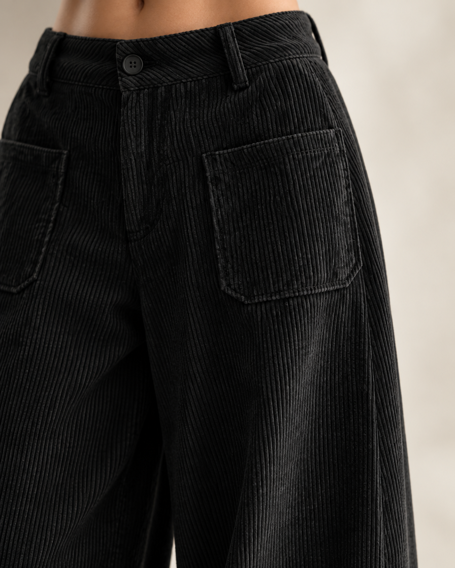 Détail de la taille et du tissu du pantalon large
