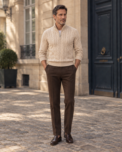 Pull zippé à torsades beige porté