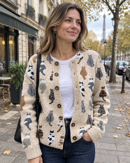 Cardigan Zaira motif chats porté avec un jean dans une rue de Paris