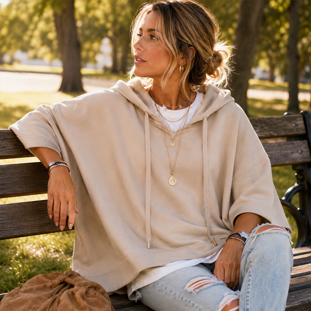 Sweat à capuche ample porté avec un jean