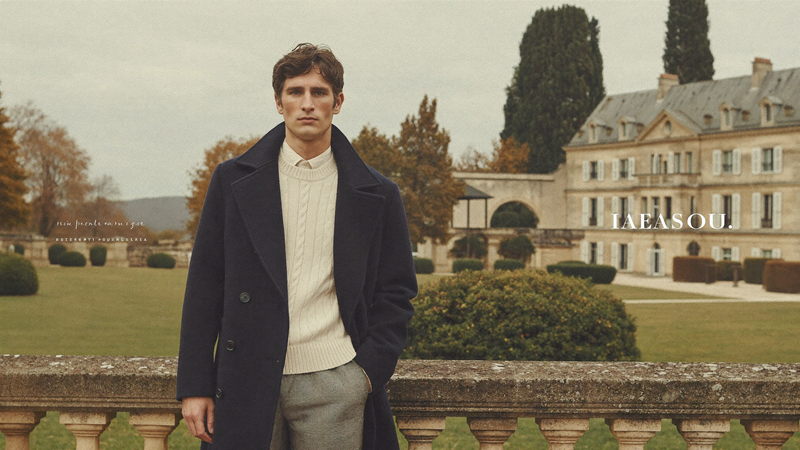 Vauclaire Paris - manteau croisé marine, terrasse de château